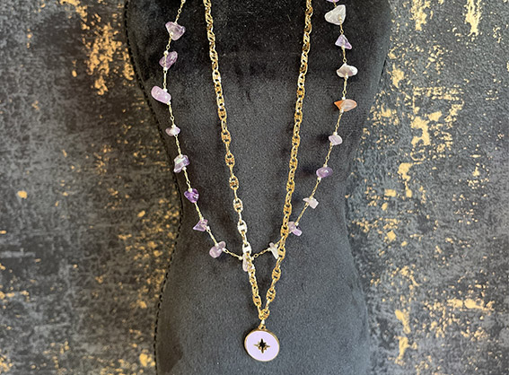 Magnifique collier doré orné de pierres violettes